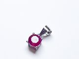 pendentif violet en forme de cœur muni d'une bélière en argent, sur fond blanc