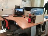 un bureau sur lequel se trouvent deux ordinateurs et un écran