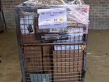 un chariot rempli de cartons, garé dans un entrepôt
