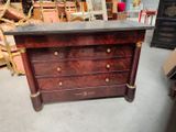 une commode surmontée d'un plateau en marbre