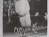 une vieille photo en noir et blanc représentant une affiche de cinéma sur laquelle figure un homme tenant un parapluie