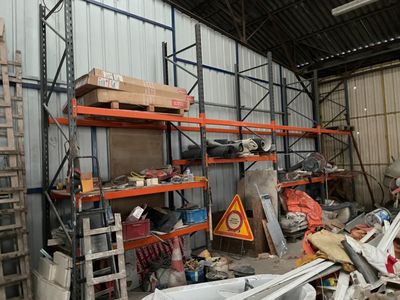 une pièce remplie d'une multitude d'objets métalliques
