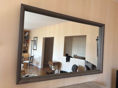 un grand miroir accroché au mur dans un salon