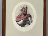 portrait d'un homme portant une chemise rayée et une écharpe rose