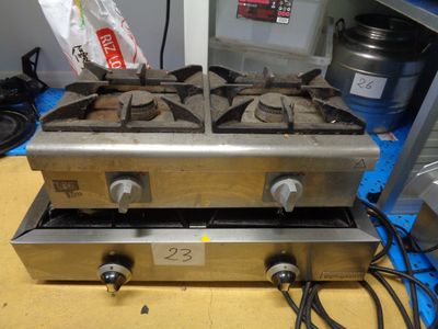 une cuisinière à gaz équipée de deux brûleurs