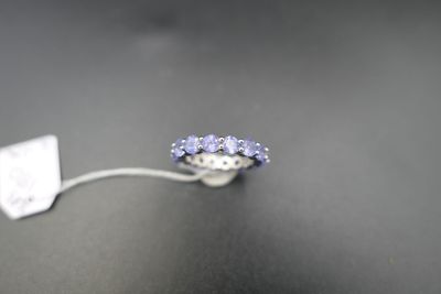 une photo d'une bague sertie de nombreux diamants
