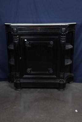 un meuble ancien noir avec un plateau en marbre et des étagères