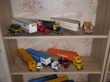 de nombreux camions miniatures sur les étagères de la pièce