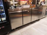 un réfrigérateur en acier inoxydable au milieu d'un magasin