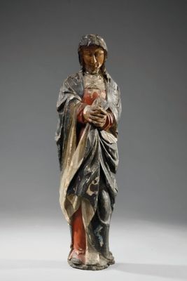 une statue ancienne d'une femme tenant un bébé dans ses bras