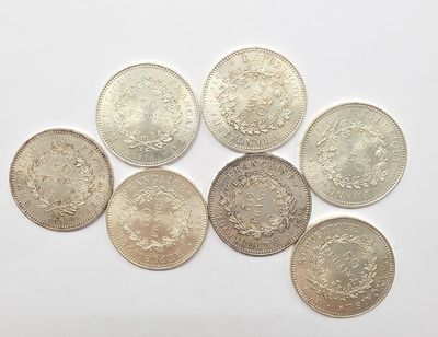 un ensemble de six pièces de monnaie britanniques différentes posées sur un fond blanc