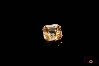 un diamant jaune sur fond noir
