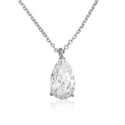 un collier en or blanc orné d'un diamant taille poire monté sur une chaîne