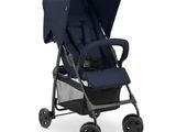 une poussette avec un siège bleu et un guidon noir