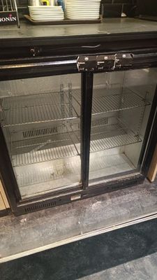 une photo d'un réfrigérateur en marche dans un magasin