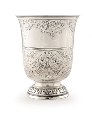 un vase en argent orné d'un motif en éventail