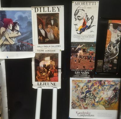 une série d'affiches accrochées les unes à côté des autres sur le mur