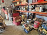 une pièce où les étagères sont remplies d'outils