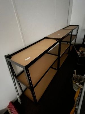 un bureau avec une étagère et une chaise dans une pièce