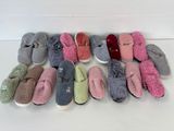 Plusieurs paires de pantoufles sont alignées sur une surface blanche