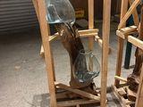 un cadre en bois sur lequel est posée une bouteille en verre