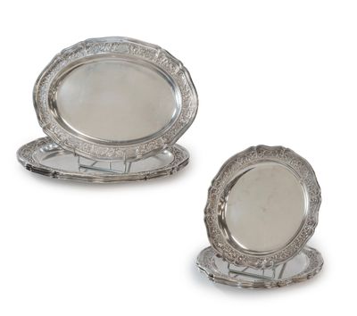 paire de plats plaqués argent sur un socle, sur fond blanc
