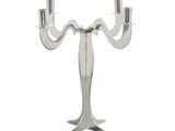 un chandelier en argent sur lequel sont posées deux bougies