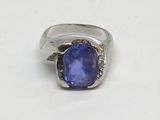 l'image d'une bague contenant une pierre bleue