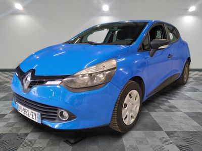 une voiture bleue est garée dans une pièce au sol à carreaux