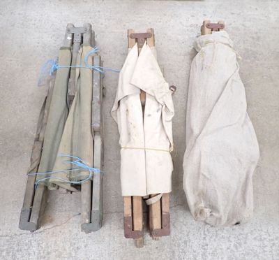 plusieurs morceaux de bois sont posés les uns à côté des autres sur un sol en béton