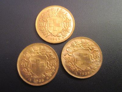 trois pièces d'or empilées les unes sur les autres sur une table