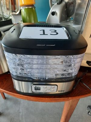 un mixeur posé sur une table sur laquelle figure un chiffre