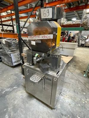 une image d'une machine dans un entrepôt