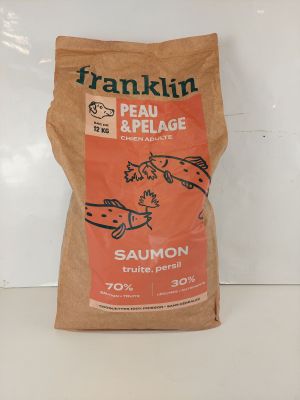 un sac en papier brun contenant de la nourriture, posé sur un comptoir