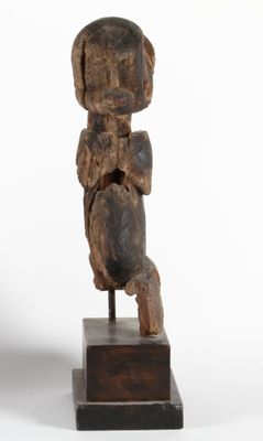 une image représentant une sculpture en bois d'un homme tenant un bébé dans ses bras