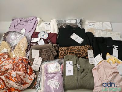 un tas de vêtements posés sur une table