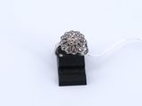une image représentant une bague en argent ornée d'un motif floral