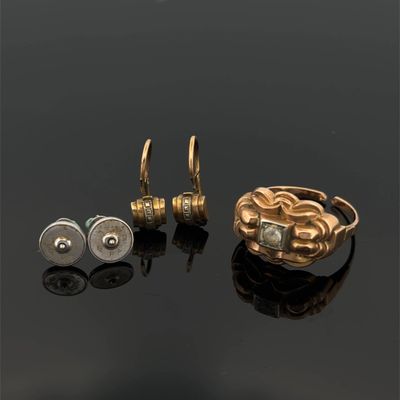 une paire de boucles d'oreilles en or et diamants et une paire de boucles d'oreilles