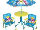 deux chaises et une table avec un parasol sur fond blanc