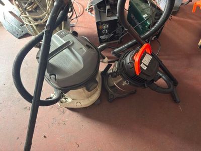 une photo montrant un tas d'outils posés par terre