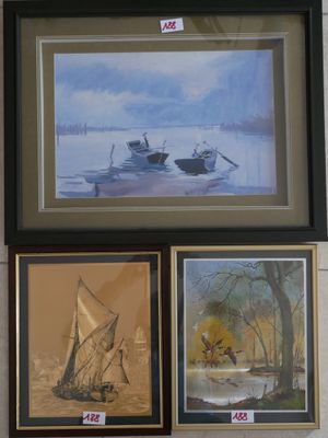 trois photos encadrées représentant des bateaux, accrochées au mur