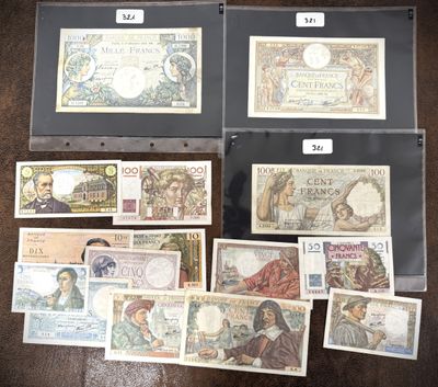 Plusieurs types de billets de banque sont exposés sur une table