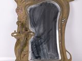 un miroir posé sur une surface blanche
