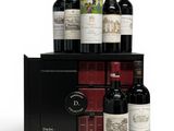 un lot de bouteilles de vin posées sur une caisse en bois