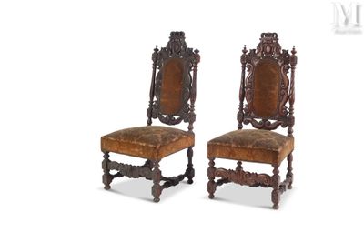 paire de chaises en noyer sculpté avec assises rembourrées de cuir