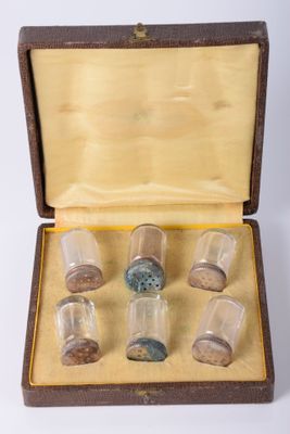 Coffret de 6 salières Nota : une en mauvaise état
