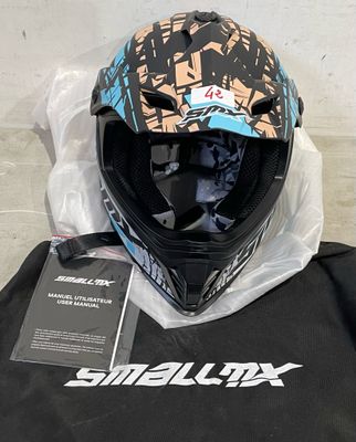 un casque posé sur un sac