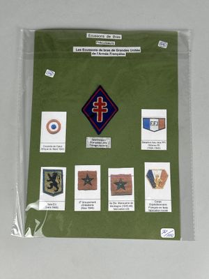 une photo d'une photo représentant des insignes militaires