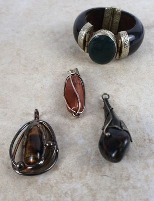 Plusieurs types de bijoux sont exposés sur une table
