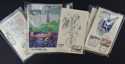 cinq cartes postales de motifs différents sur un fond noir